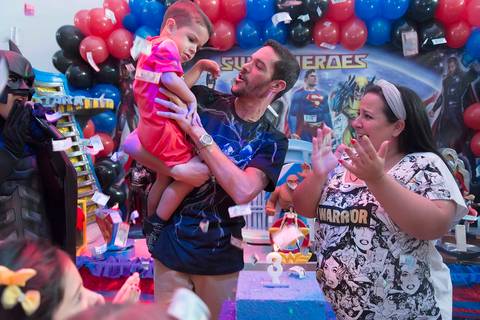 foto dos parabens na festa, decoraçao super heroes, fotógrafa aniversario  no Tatuapé, cobertura fotografica aniversario'