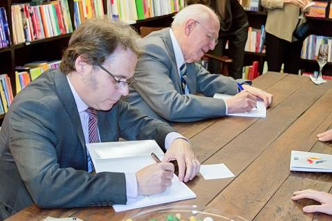 Laçamento de livro, fotografa de evento corporativo, autografo em livro. Fotógrafa evento Tatuape'