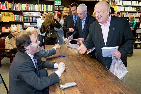 Laçamento de livro, livraria da vila, fotografa evento corporativo Tatuape. 
Fotos de cumprimento'