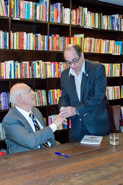 Laçamento de livro, livraria da vila, fotografa evento corporativo Tatuape. 
Fotos de cumprimento'