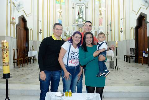 Fotografa batizado, cha de bebe, aniversario no tatuape. Foto batismo, igreja são rafael na mooca. Foto de familia no altar da igreja'