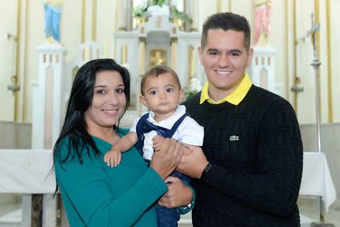 Fotografa batizado, cha de bebe, aniversario no tatuape. Foto batismo, igreja são rafael na mooca. foto com os padrinho no altar da igreja catolica'