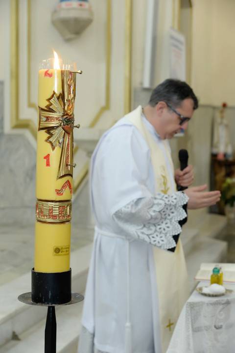 Fotografa batizado, cha de bebe, aniversario no tatuape. Foto batismo, igreja são rafael na mooca. Foto padre celebrando batismo catolico'