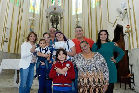 Fotografa batizado, cha de bebe, aniversario no tatuape. Foto batismo, igreja são rafael na mooca. Foto de familia no altar da igreja catolica. cobertura fotografica'