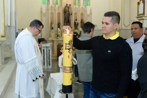 Fotografa batizado, cha de bebe, aniversario no tatuape. Foto batismo, igreja são rafael na mooca. Foto vela de batismo sendo acesa no altar da igreja'