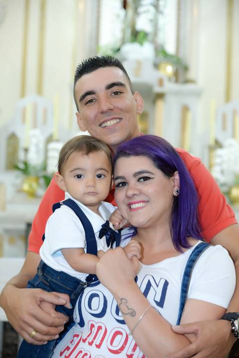 Fotografa batizado, cha de bebe, aniversario no tatuape. Foto batismo, igreja são rafael na mooca.  foto com os pais no altar da igreja'