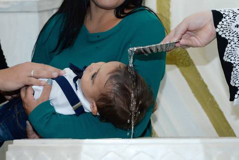 Fotografa batizado, cha de bebe, aniversario no tatuape. Foto batismo, igreja são rafael na mooca. Foto agua caindo na cabeça no batizado'