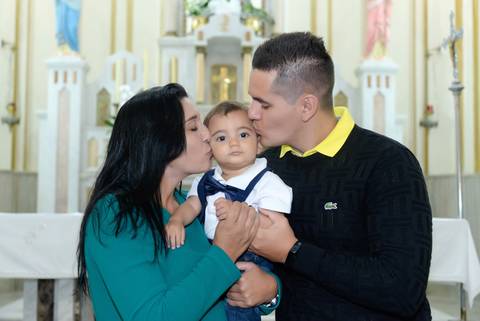 Fotografa batizado, cha de bebe, aniversario no tatuape. Foto batismo, igreja são rafael na mooca. Foto dos padrinhos dano beijo no bebe'