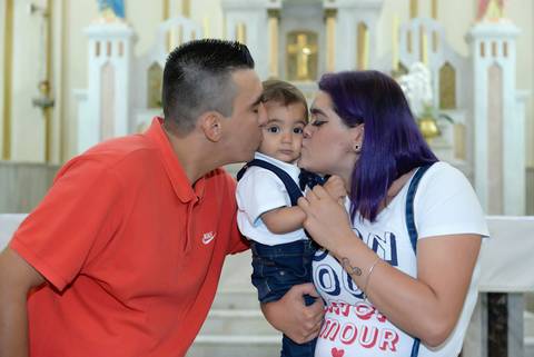 Fotografa batizado, cha de bebe, aniversario no tatuape. Foto batismo, igreja são rafael na mooca. foto com os pais no altar da igreja catolica'