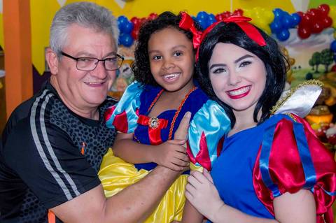 fotografa infantil e aniversario no tatuape, foto aniversario de 6 anos, foto com a branca de neve e o vovo'