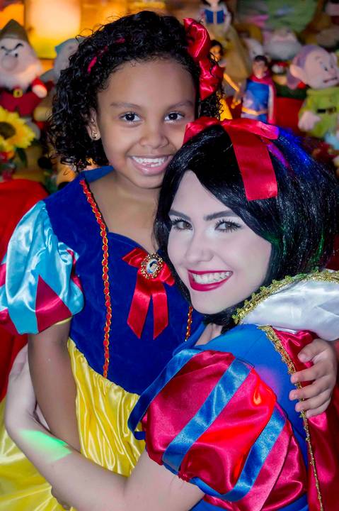 fotografa infantil e aniversario no tatuape, aniversario de 6 anos, foto com a branca de neve'