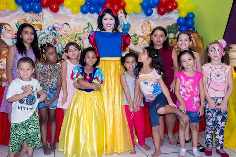 fotografa aniversario, tatuape, fotos aniversario de 6 anos, fotao das crianças com a branca de neve. Galerinha reunida na festa'