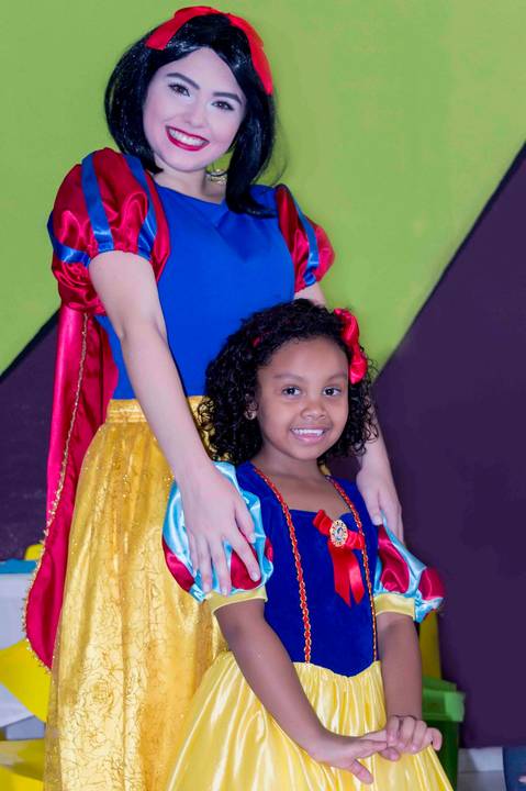fotografa infantil e evento, tatuape, aniversario 6 anos, foto com a branca de neve'