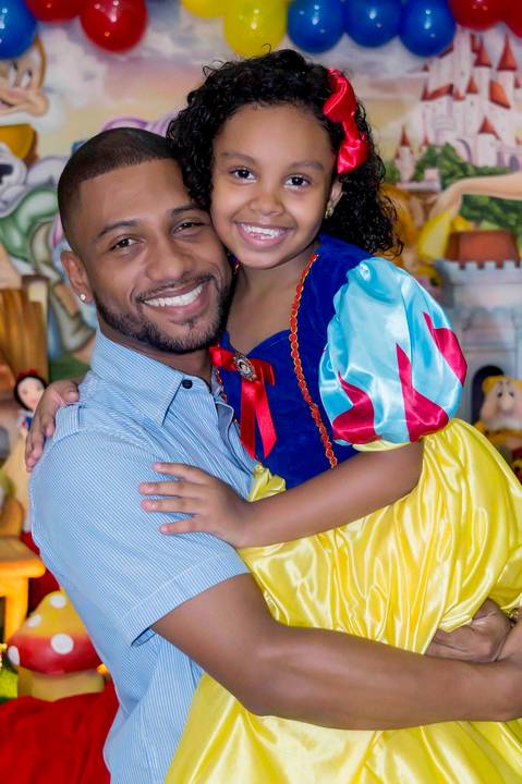 fotografa infantil e aniversario no tatuape, foto aniversario de 6 anos, foto com a branca de neve e o papai'