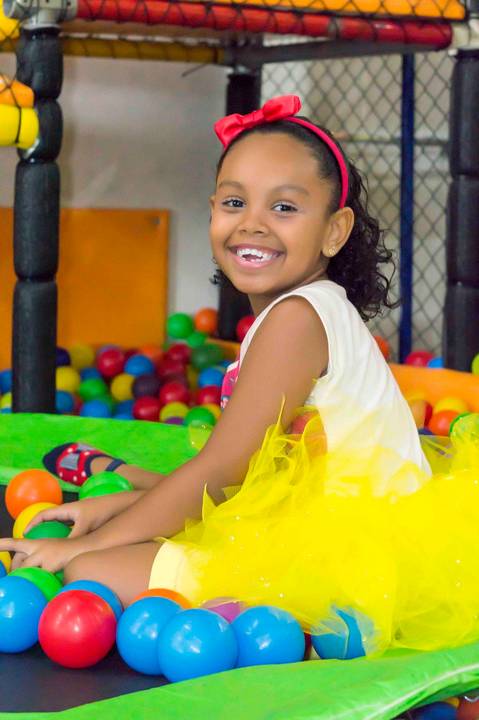 fotografa infantil e aniversario no tatuape, fotos aniversario 6 anos, foto na piscina de bolinhas, '