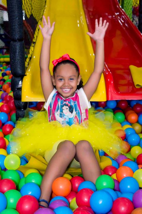 fotografa infantil e aniversario no tatuape, fotos aniversario 6 anos, foto na piscina de bolinhas'