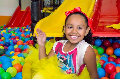 fotografa infantil e aniversario no tatuape, fotos aniversario 6 anos, foto na piscina de bolinhas'