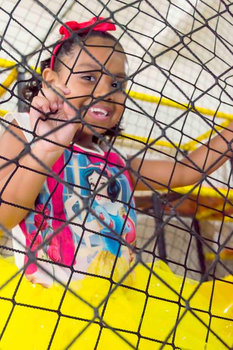 fotografa infantil e aniversario no tatuape, fotos aniversario 6 anos, foto na piscina de bolinhas, 
foto espontanea'