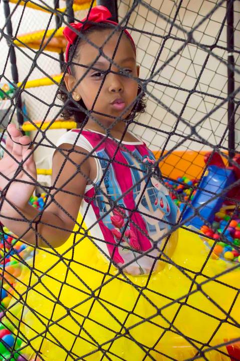 fotografa infantil e aniversario no tatuape, fotos aniversario 6 anos, foto na piscina de bolinhas, foto espontanea'