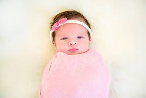 Fotografa newborn, tatuape, ensaio recem nascido em casa, foto bebe enrolado, newborn menina, ensaio bebe recem nascido'