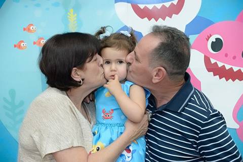 Foto do beijinho dos vovos, cobertura fotografica, foto festa infantil, decoraçao baby shark, foto aniversario menina 2 anos, festa em salão de festas, fotografa aniversario tatuape, fotografa de criança, fotografa de eventos'