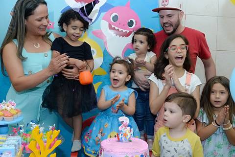 cobertura fotografica, foto festa infantil, decoraçao baby shark, foto aniversario menina 2 anos, festa em salão de festas, fotografa aniversario tatuape, fotografa de criança, fotografa de eventos, foto hora dos parabens'