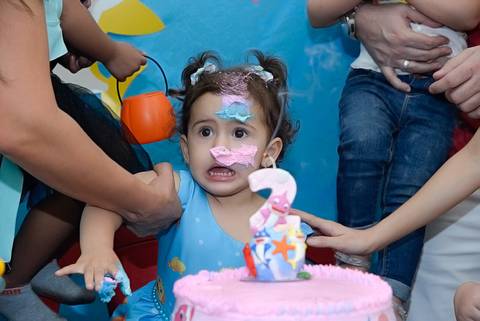 fotografa aniversario festa infantil, tatuape. Criança caindo no bolo, de cara no bolo, foto dos parabens'