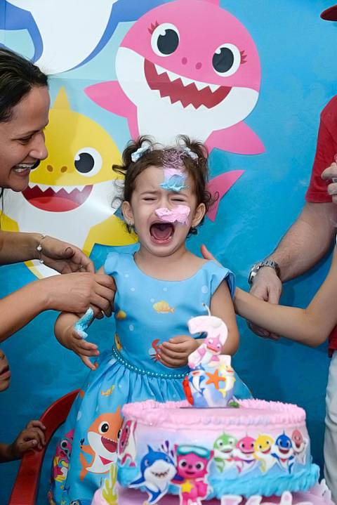 fotografa aniversario festa infantil, tatuape. Criança caindo no bolo, de cara no bolo, foto dos parabens, criança chorando'