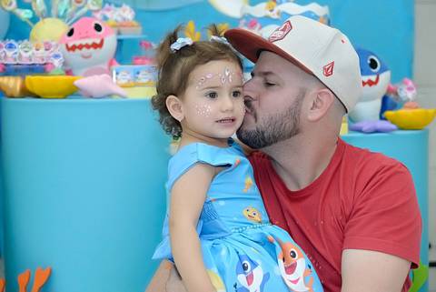cobertura fotografica, foto festa infantil, decoraçao baby shark, foto aniversario menina 2 anos, festa em salão de festas, fotografa aniversario tatuape, fotografa de criança, fotografa de eventos, foto do beijinho no papai'