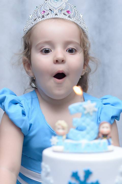 assoprando a velinha no aniversario infantil, cobertura fotografica infantil.  aniversario em salão de festas, fotografa aniversario no tatuape'