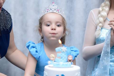 criança assoprando vela na hora do parabens, cobertura fotografica infantil.  aniversario em salão de festas, fotografa aniversario no tatuape'