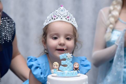 decoraçao frozen, olhando a vela no aniversario, cobertura fotografica infantil.  aniversario em salão de festas, fotografa aniversario no tatuape'