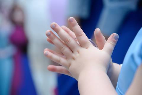 Detalhe da maozinha aniversariante 3 anos, cobertura fotografica infantil. Festa em salão de festas, fotografa aniversario no tatuape'
