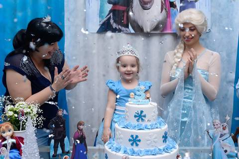 Chuva de prata no parabens, decoraçao frozen, cobertura fotografica infantil.  aniversario em salão de festas, fotografa aniversario no tatuape'
