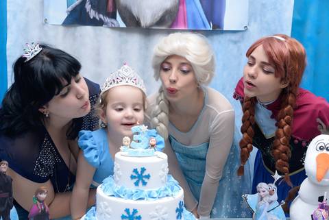 Todo mundo assoprando a vela, cobertura fotografica infantil.  aniversario em salão de festas, fotografa aniversario no tatuape'