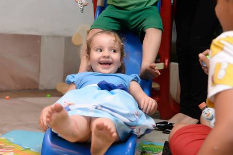criança com pe sujo no final da festa, cobertura fotografica infantil.  aniversario em salão de festas, fotografa aniversario no tatuape'