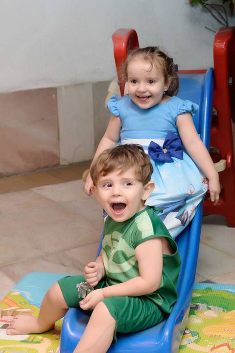 Crianças escorregando no escorregador, cobertura fotografica infantil.  aniversario em salão de festas, fotografa aniversario no tatuape'