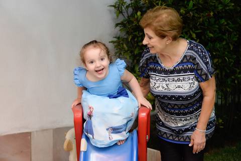Escorregando no escorregador com a vovo, cobertura fotografica infantil.  aniversario em salão de festas, fotografa aniversario no tatuape'