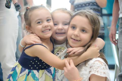 crianças se abraçando em aniversario, cobertura fotografica infantil. Festa em salão de festas, fotografa aniversario no tatuape'