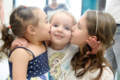 crianças dando beijinho sanduiche em fotos espontaneas no aniversario, cobertura fotografica infantil. Festa em salão de festas, fotografa aniversario no tatuape'