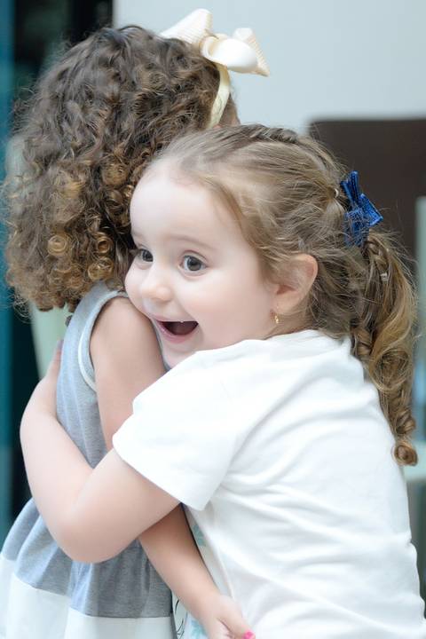 Crianças se abraçando na festa, cobertura fotografica infantil. Festa em salão de festas, fotografa aniversario no tatuape'