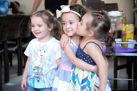 Fotos espontaneas de crianças se abraçando e dando beijo, cobertura fotografica infantil. Festa em salão de festas, fotografa aniversario no tatuape'