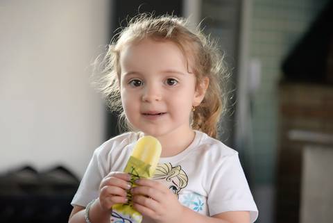 criança comendo sorvete, cobertura fotografica infantil. fotografa aniversario infantil no tatuape'