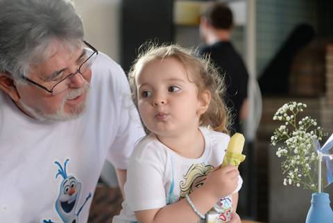 criança negando um pedaço do sorvete para o vovo, foto espontanea, cobertura fotografica infantil. fotografa aniversario no tatuape'