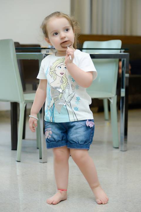 criança andando e comendo chocolate, cobertura fotografica infantil. Festa em salão de festas, fotografa aniversario no tatuape'