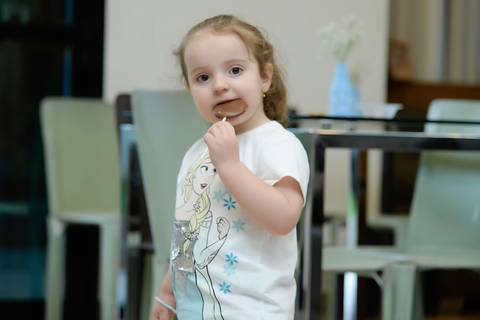 criança com pirulito de chocolate, cobertura fotografica infantil. Festa em salão de festas, fotografa aniversario no tatuape'