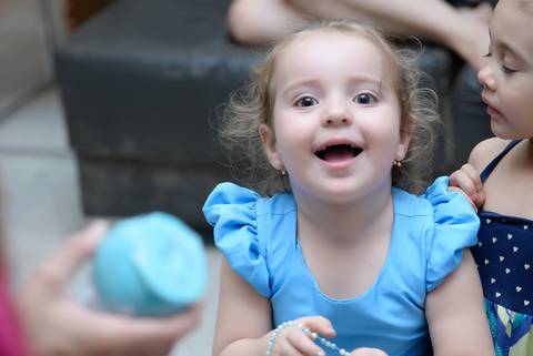 reaçao da criança vendo a frozen, cobertura fotografica infantil. Festa em salão de festas, fotografa aniversario no tatuape'