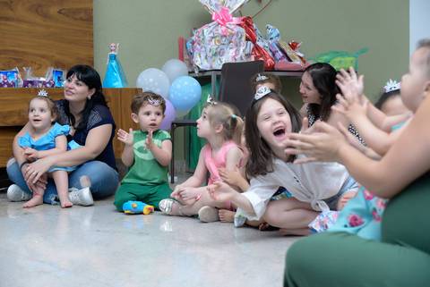 fotos espontaneas de criança se divertindo no show de personagem vivo, cobertura fotografica infantil.  fotografa aniversario no tatuape'