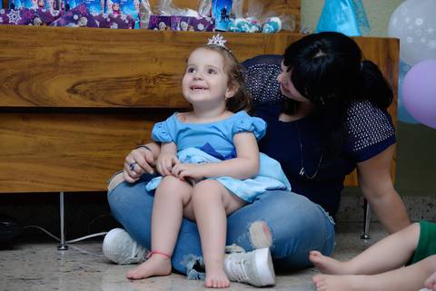 Criança assistindo show de personagens vivos na festa, cobertura fotografica infantil.  aniversario em salão de festas, fotografa aniversario no tatuape'