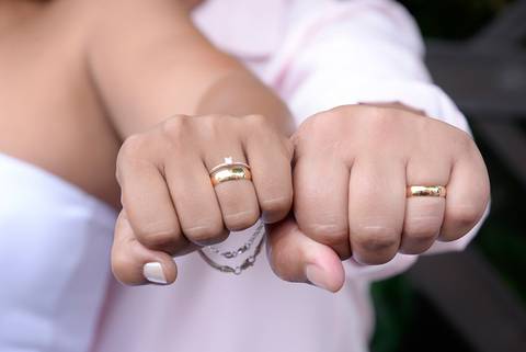 Noivos com as alianças no dedo. Cobertura fotografica de casamento no civil, cartório do Tatuape. Fotografa casamento civil tatuape, vila prudente'
